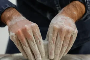 Modelar barro paso a paso: técnicas y consejos esenciales