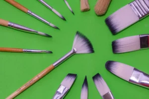 Pinceles limpios sin disolventes: el arte del jabón para artistas