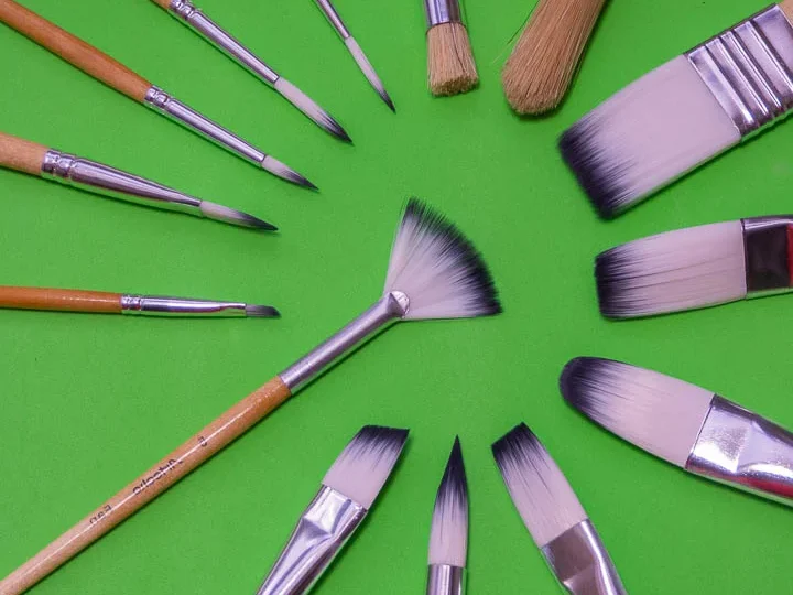 En este momento estás viendo Pinceles limpios sin disolventes: el arte del jabón para artistas
