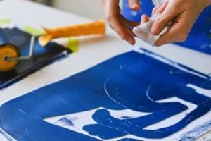 Xilografía paso a paso: Técnicas para carvar sellos con plancha